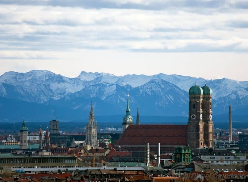 Vista di Monaco di Baviera e le Alpi