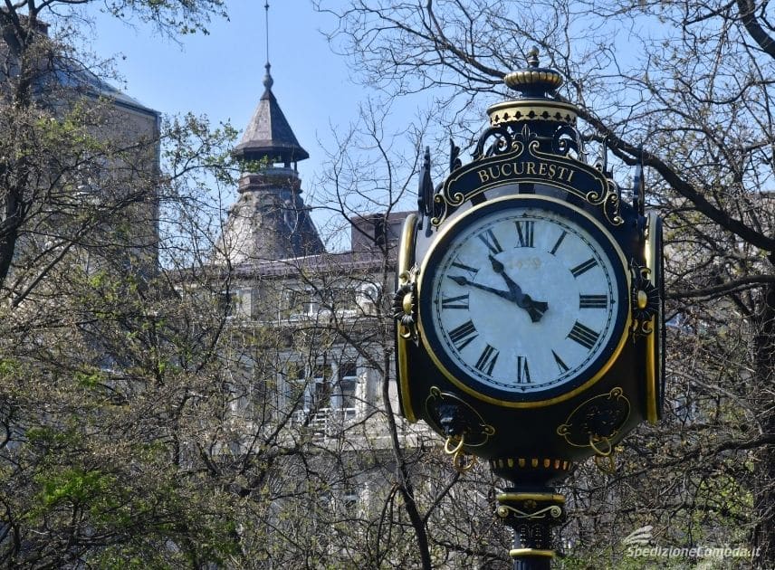 Il tipico orologio di Bucarest, meta di spedizioni in Romania
